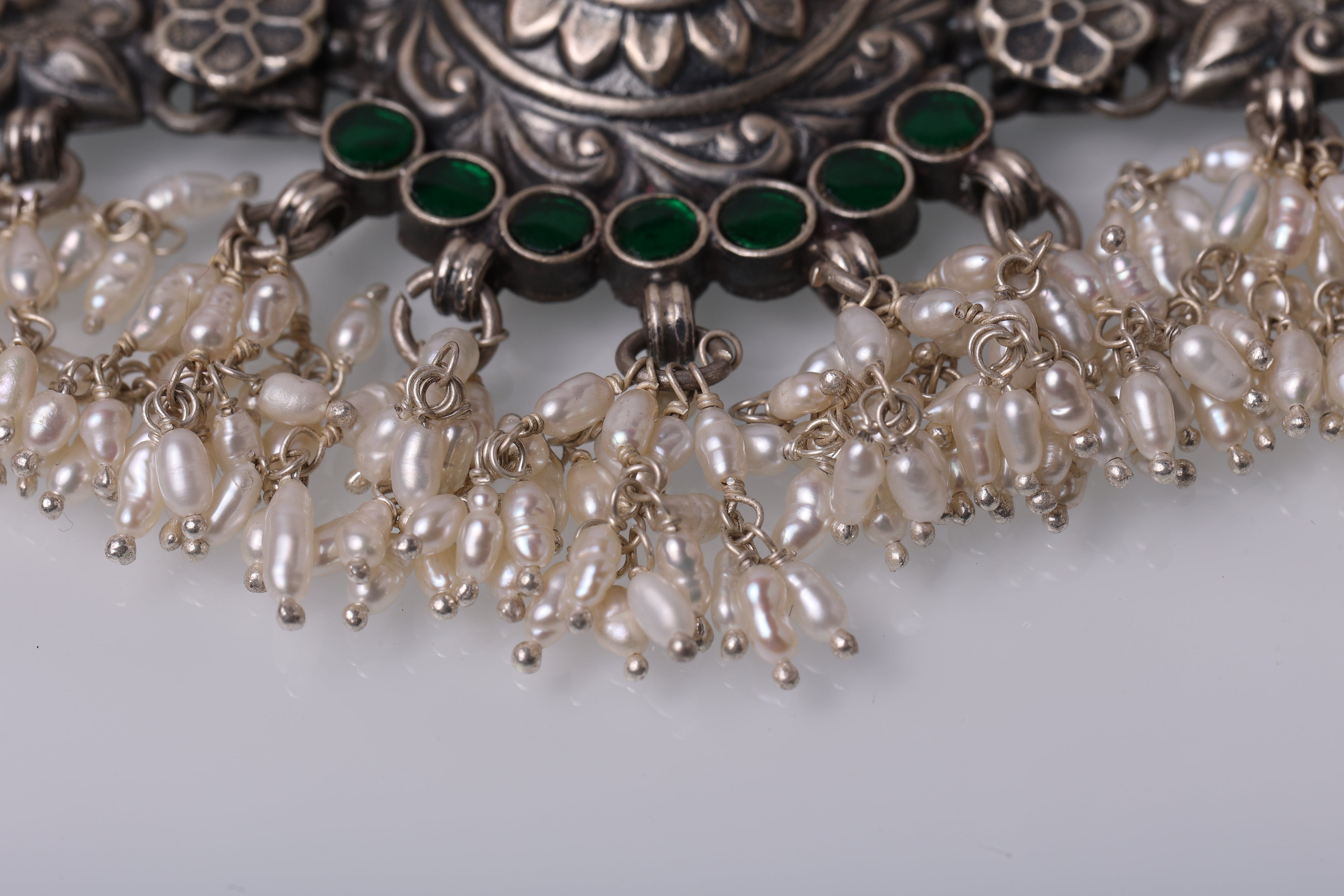Rajnidhi Emerald choker