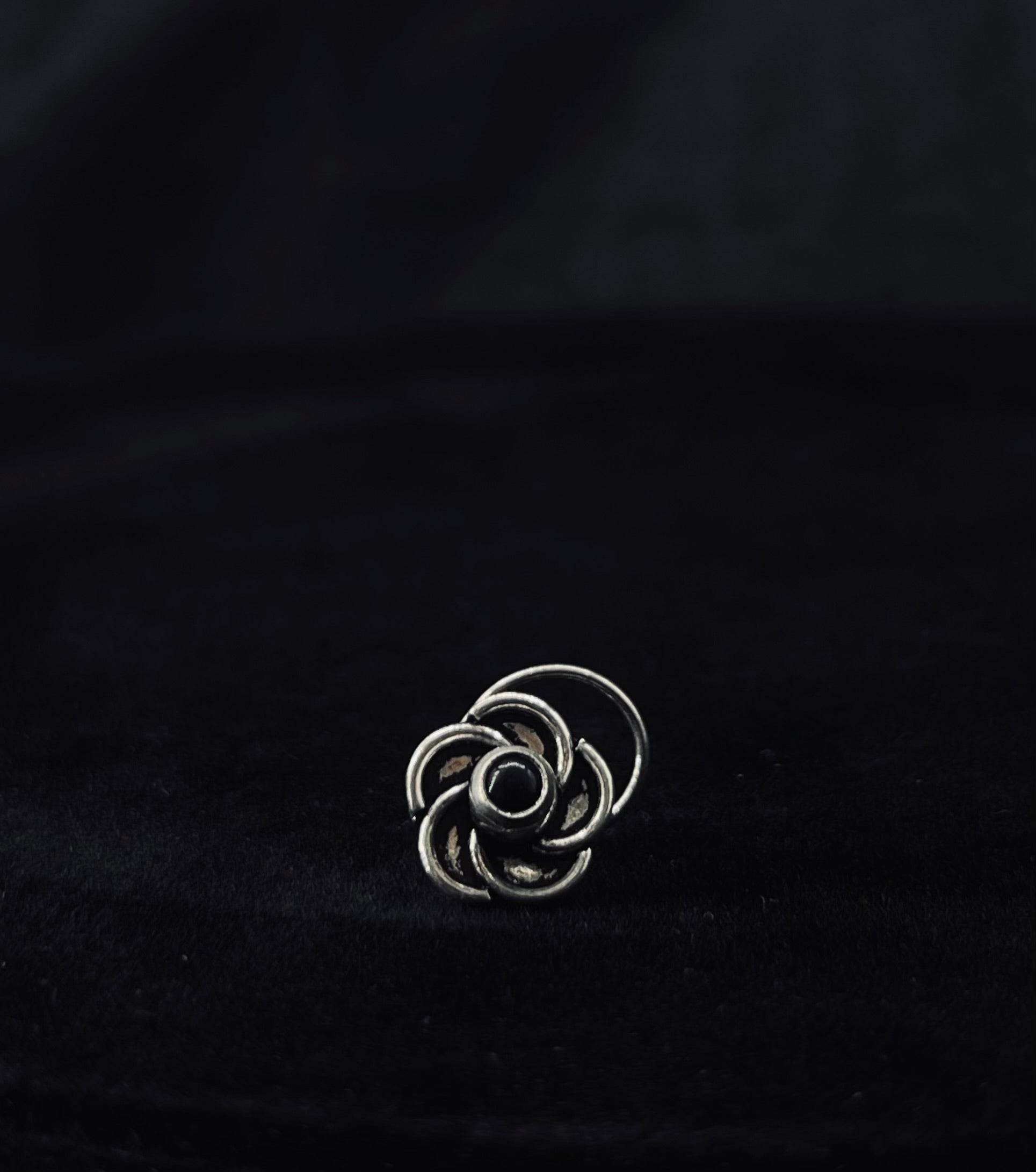 Black Stone Swirl Nose Pin