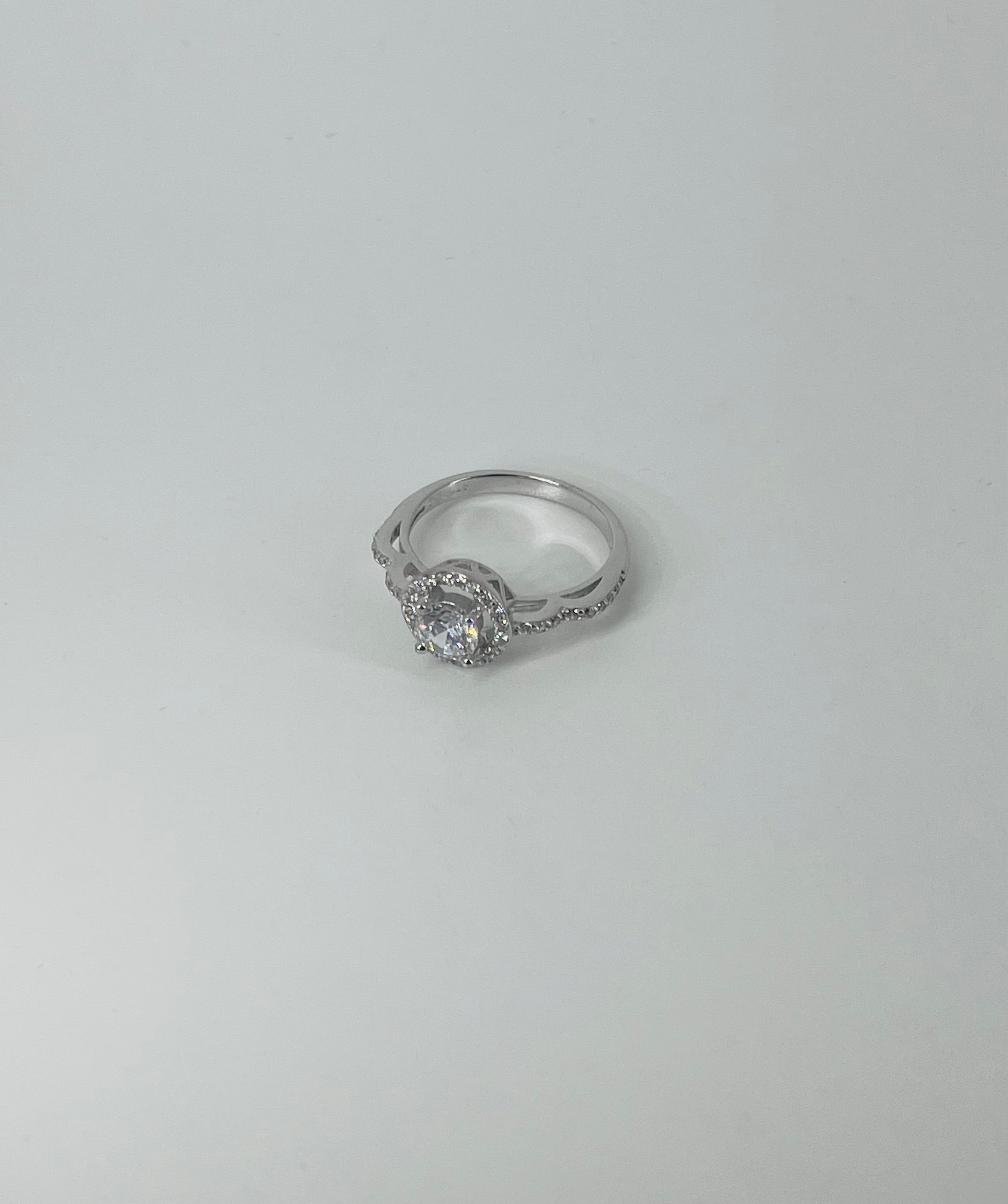 Minimal Solitaire Ring