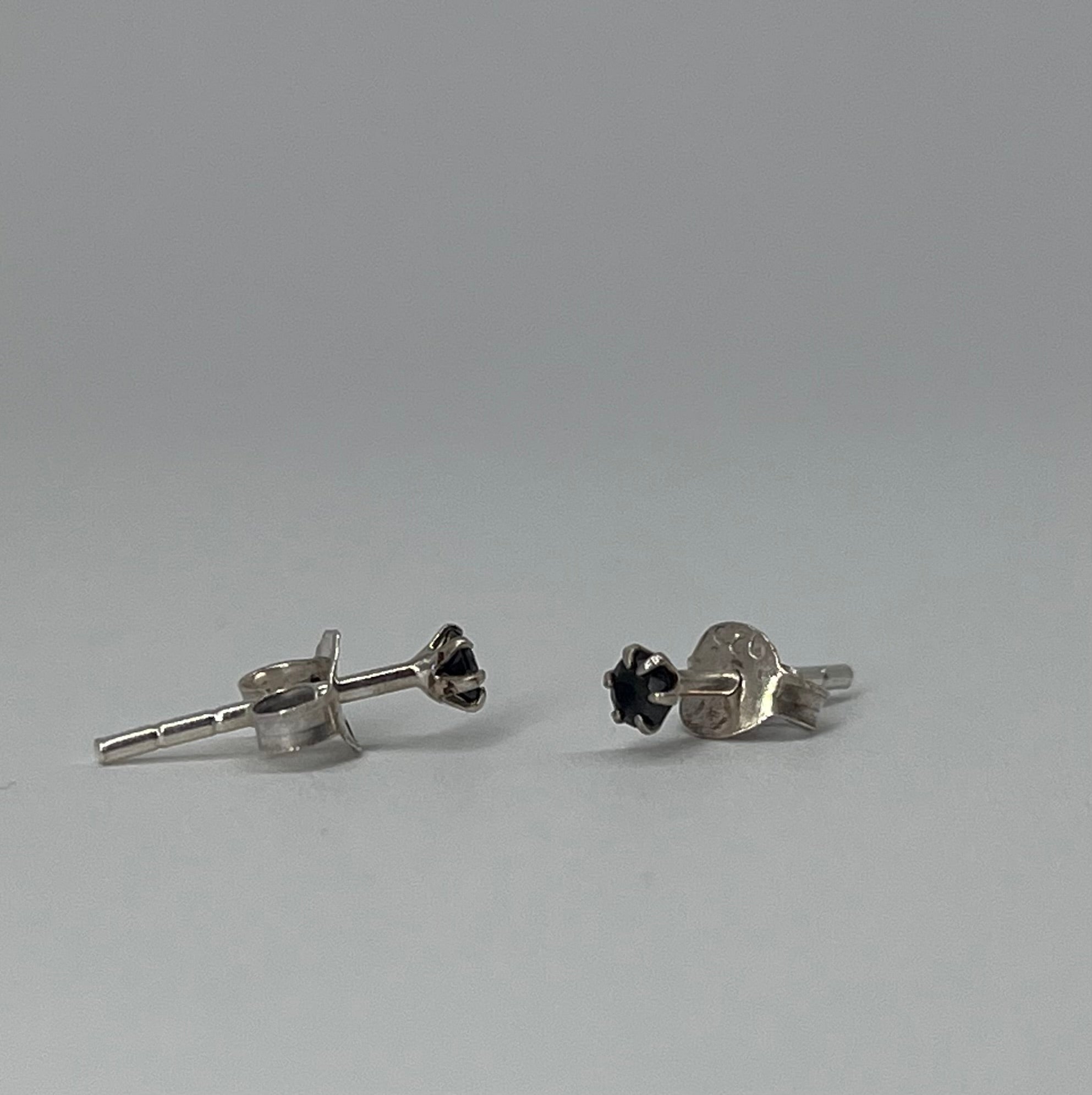 Black Stone Earrings (2.5 mm)