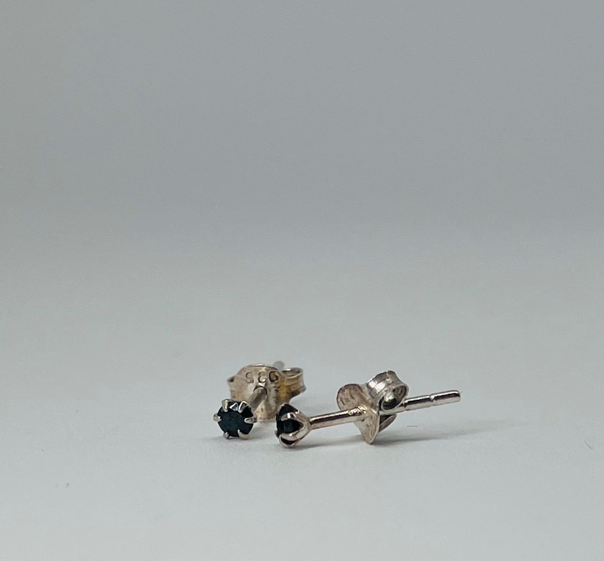 Black Stone Earrings (2 mm)