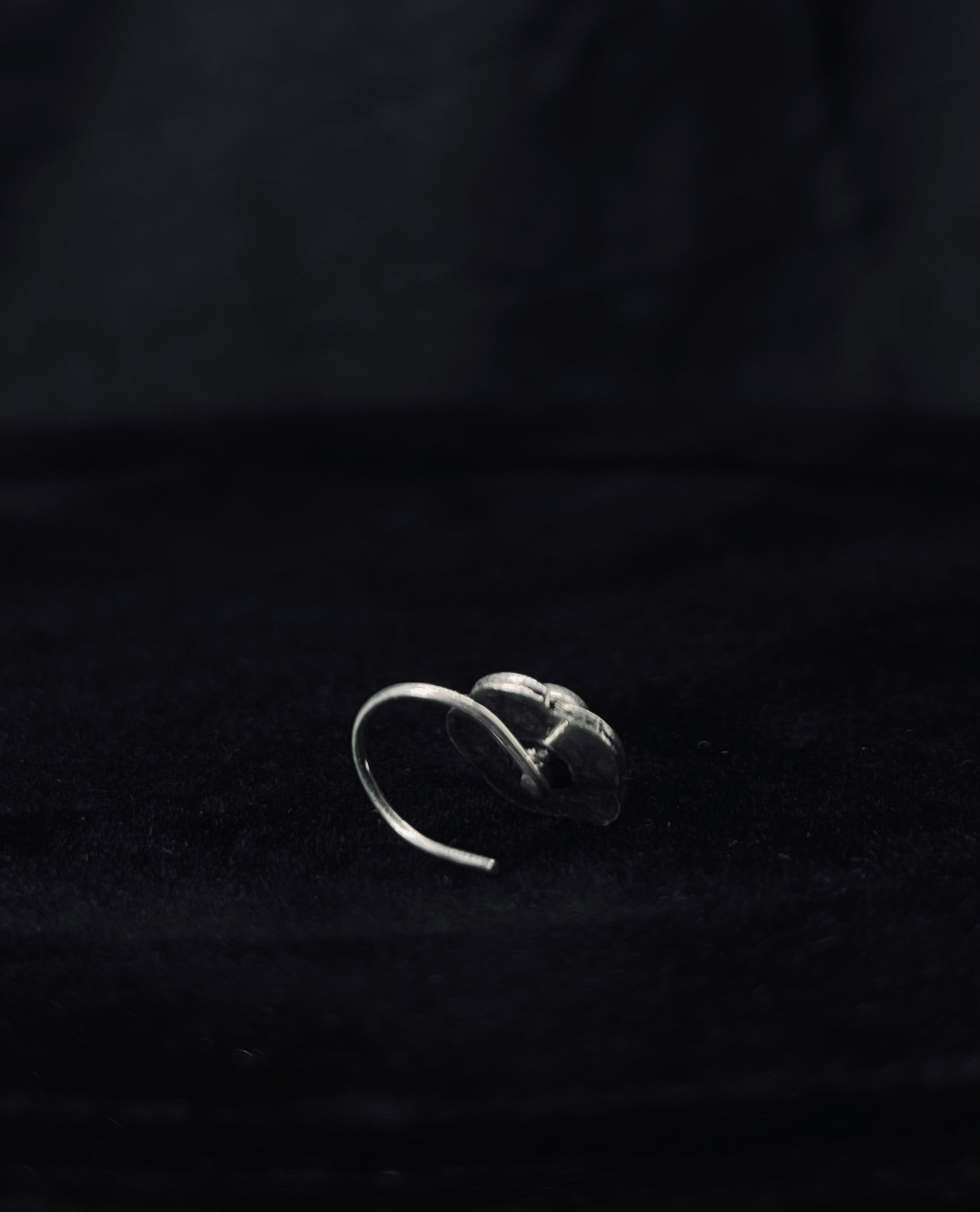 Black Stone Swirl Nose Pin